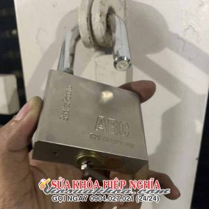 mở khóa cửa tay nắm tròn tại nhà